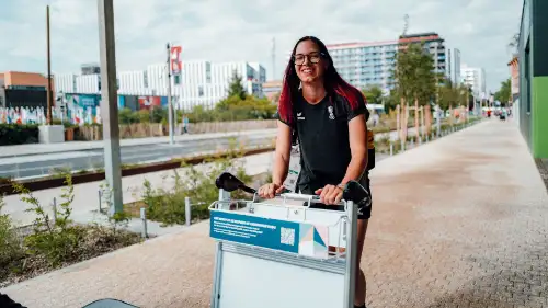 Straka eröffnet das Olympische Dorf